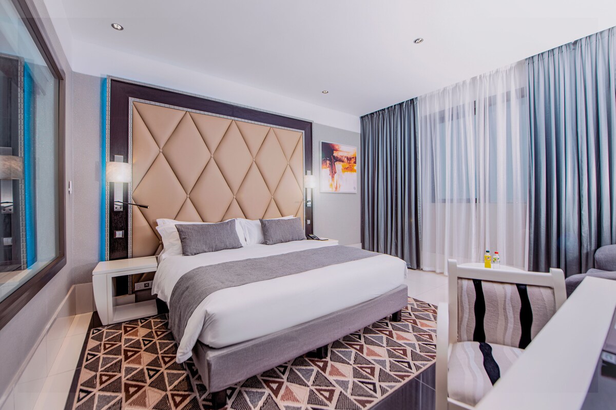 Minibar, in-room safe, laptop workspace, blackout drapes