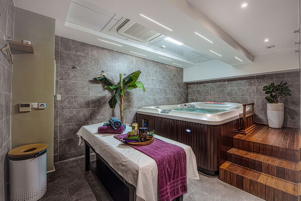 Indoor spa tub