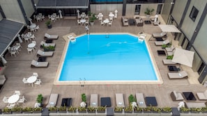 Una piscina al aire libre