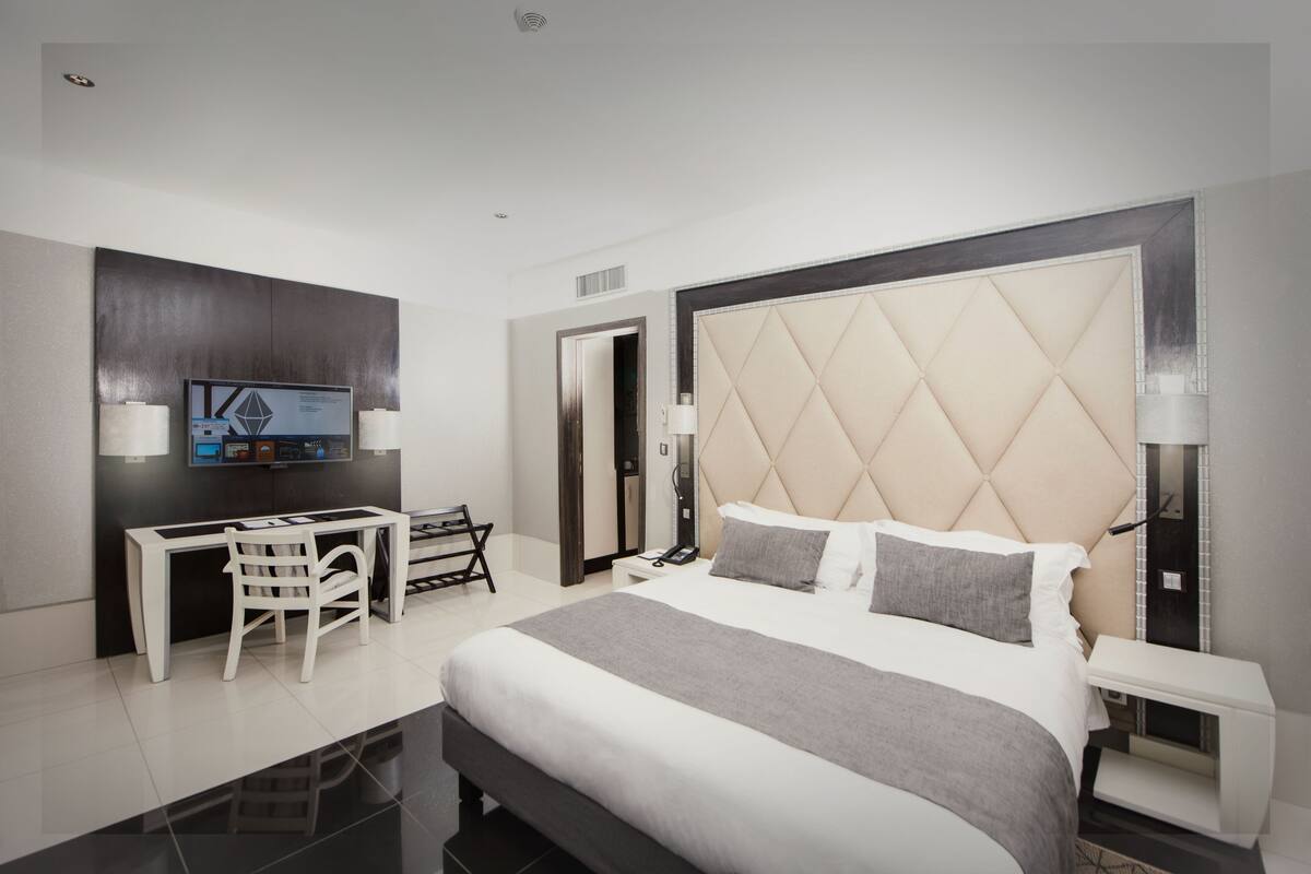 Minibar, in-room safe, laptop workspace, blackout drapes