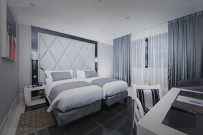 Standard Twin Room | Minibar, in-room safe, laptop workspace, blackout drapes - Krystal Palace Douala (Douala)