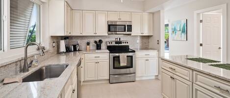 Geladeira, micro-ondas, fogão, lava-louças