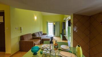 Apartment (Standard One Bedroom Apartment-A3) | Esszimmer