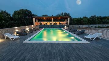 Außenpool, Sonnenschirme, Liegestühle