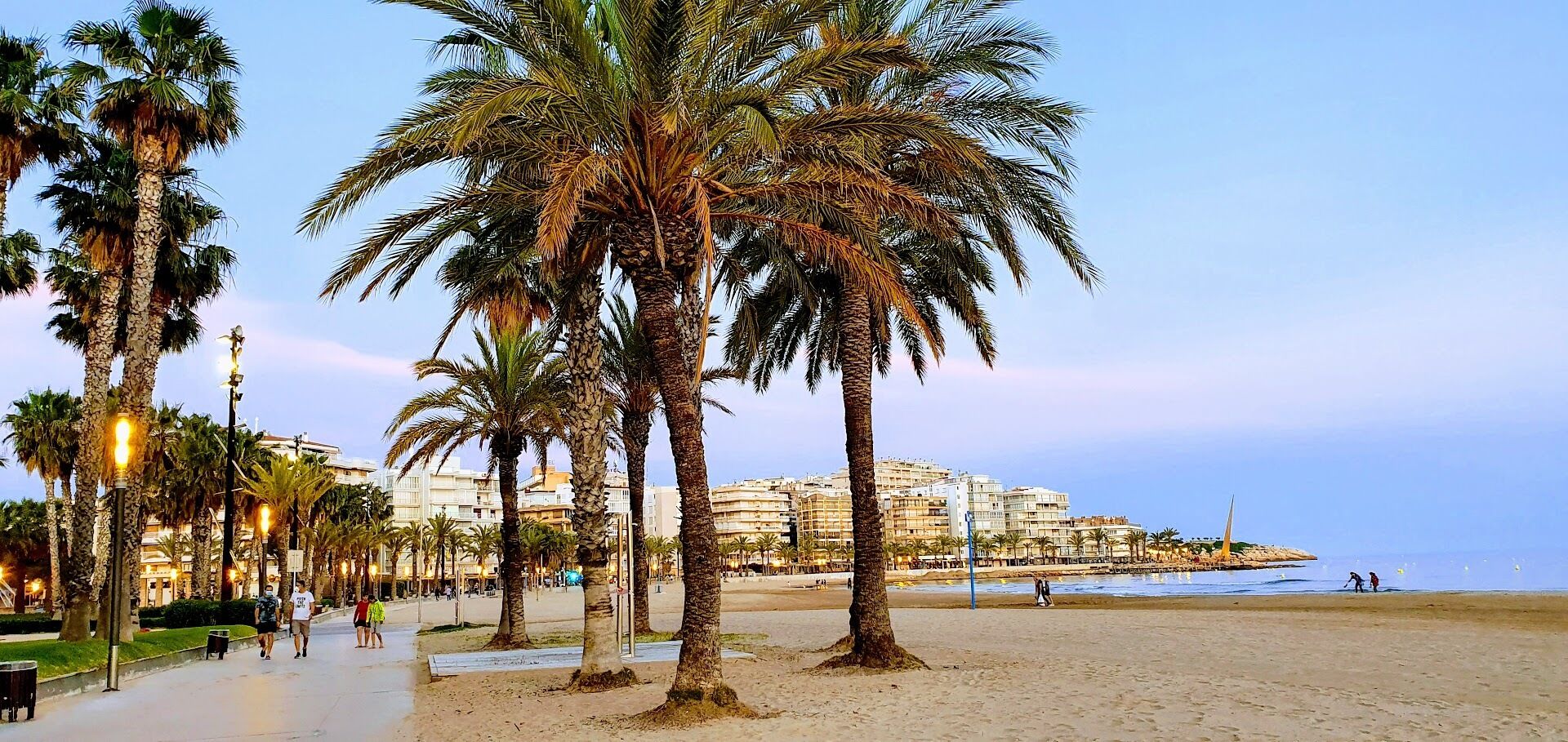 Plage à proximité, chaises longues
