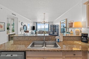 Condo, 2 phòng ngủ, ban công, quang cảnh biển (505) | Bếp riêng | Tủ lạnh, lò vi sóng, dụng cụ pha cà phê/trà, lò nướng bánh mì 