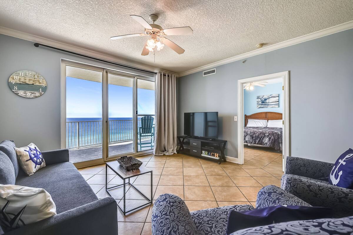 Condo, 2 Bedrooms, Ocean View (1604) | Khu phòng khách | TV màn hình phẳng 32-inch có truyền hình cáp, TV 