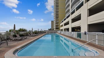 Kolam renang indoor dan kolam renang outdoor