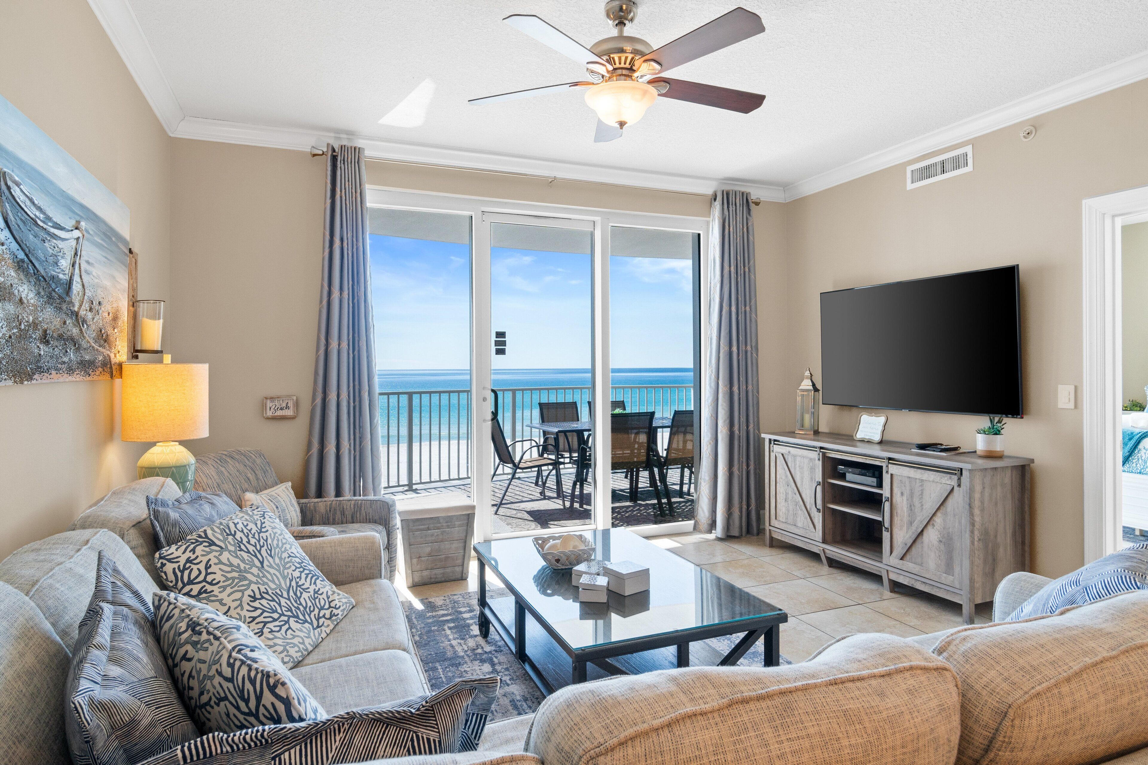 公寓式客房, 2 间卧室, 阳台, 海洋景观 (404) | 起居区 | 32-英寸纯平电视 （配备有线频道）、电视