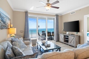 Condo, 2 habitaciones, balcón, vista al océano (404) | Área de sala de estar | Televisión de pantalla plana de 32 pulgadas con canales por cable 