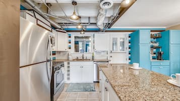 Townhome, 2 Bedrooms (170) | Dapur pribadi | Lemari es besar, microwave, oven, dan kompor