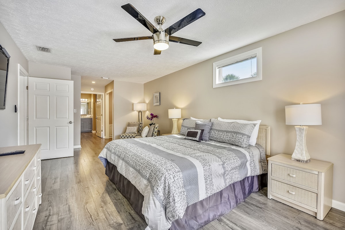 Townhome, 3 Bedrooms (208) | Individually decorated, individually furnished, laptop workspace