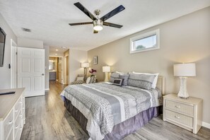 Townhome, 3 Bedrooms (208) | Individually decorated, individually furnished, laptop workspace