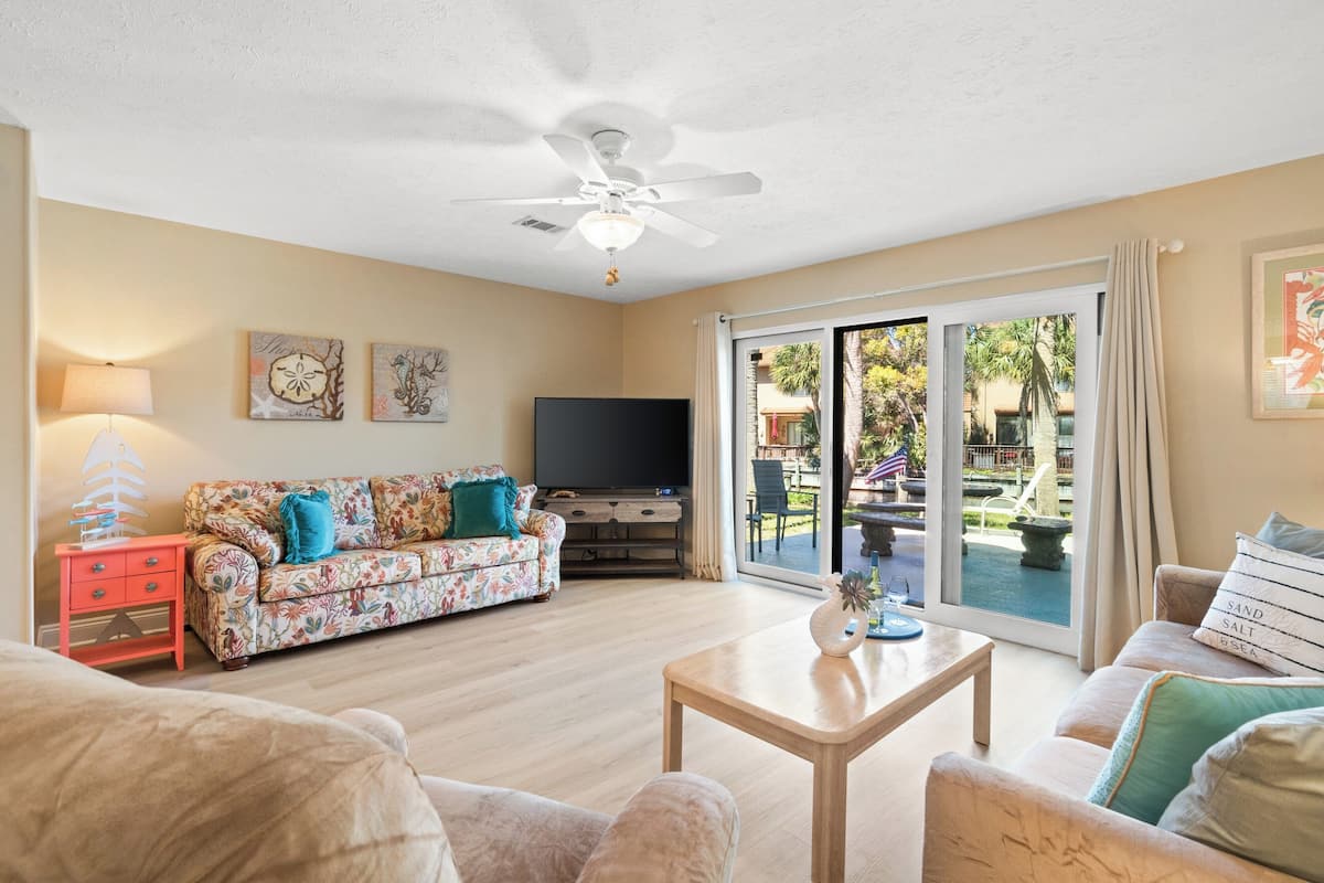 Condo, 2 Bedrooms, Pool Access (219) | Living area | 32-inch flat-screen TV with cable channels, TV
