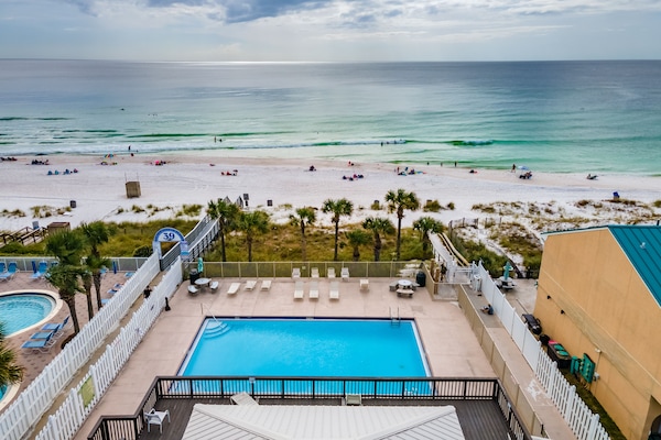 10 outdoor pools, sun loungers