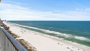 Ein Strand mit freiem Blick auf den Ozean und einem Sandstrand.
