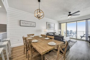 Condo, 3 phòng ngủ, ban công, quang cảnh biển (1411 + Bunk Room) | Phòng ăn
