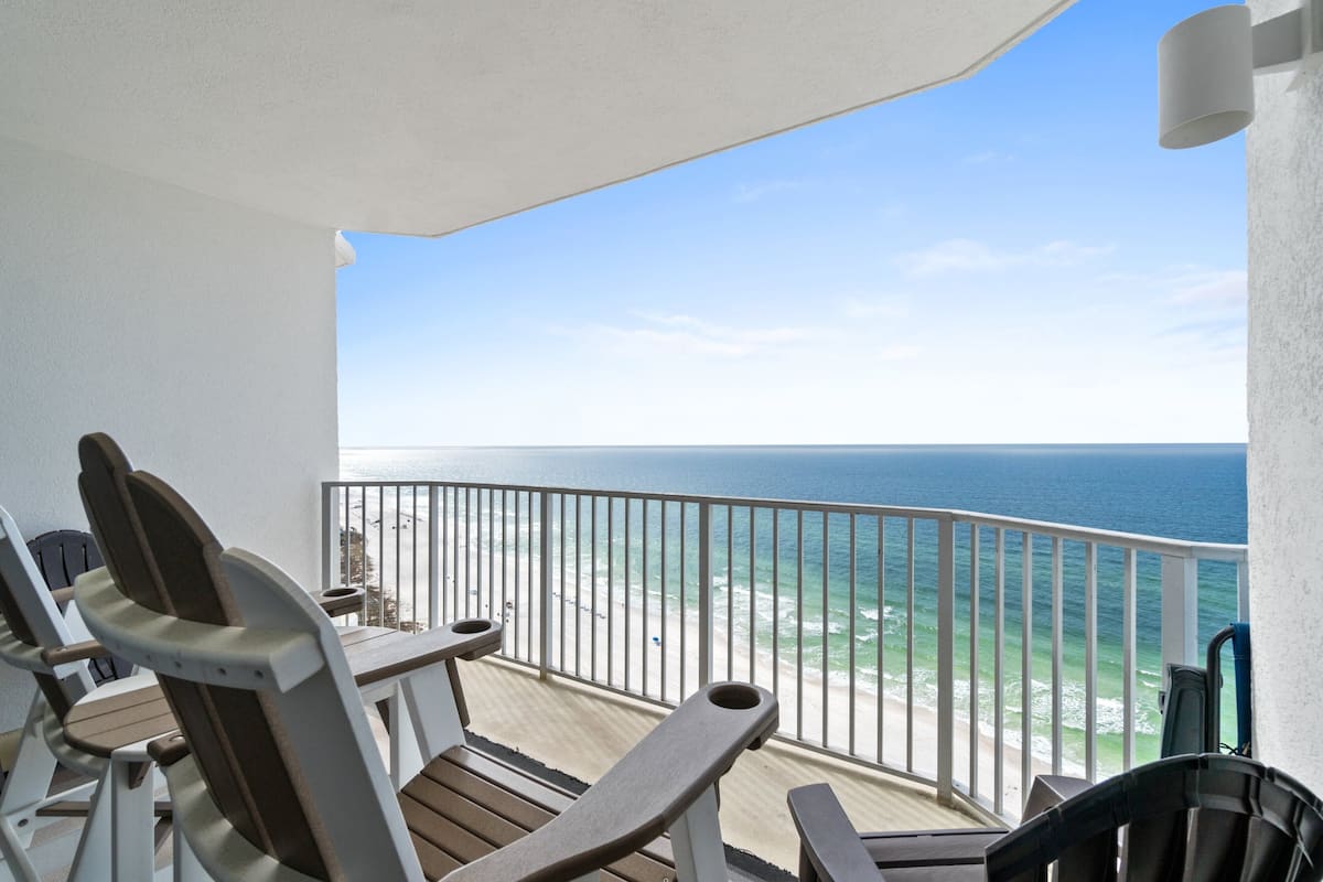 Un balcón con vista al océano y la playa.