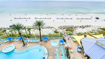 Accommodatie ligt op het strand, wit zand, ligstoelen, parasols