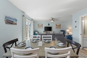 Family Condo, 3 Bedrooms, Non Smoking | In-room dining