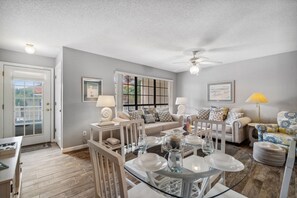 Apartment, 1 Schlafzimmer, Poolblick (55-202) | Wohnbereich | 32-Zoll-Flachbildfernseher mit Kabelempfang, Fernseher