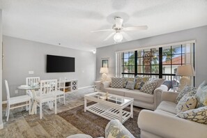 Apartamento, 1 habitación, vistas a la piscina (55-202) | Zona de estar | Televisión de pantalla plana de 32 pulgadas con canales por cable