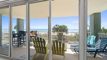 Deluxe appartement, 3 slaapkamers, uitzicht op oceaan (106-3) | Woonruimte | Een 32-inch flatscreentelevisie met kabelzenders en een televisie