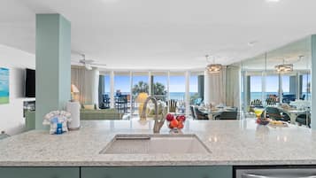 Leilighet – deluxe, 3 soverom, havutsikt (106-3) | Eget kjøkken | Kjøleskap, mikrobølgeovn, oppvaskmaskin og kaffetrakter/tekoker