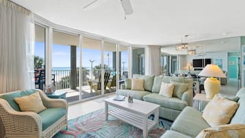 Deluxe appartement, 3 slaapkamers, uitzicht op oceaan (106-3) | Woonruimte | Een 32-inch flatscreentelevisie met kabelzenders en een televisie