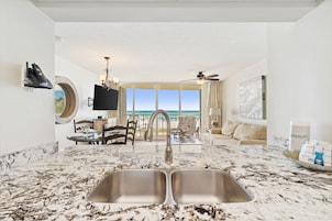 Íbúð - 1 svefnherbergi - útsýni yfir hafið (102-1) | Einkaeldhús | Ísskápur í fullri stærð, örbylgjuofn, uppþvottavél, kaffivél/teketill