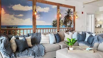 Leilighet, 3 soverom, balkong, havutsikt (1806-3) | Oppholdsområde | En 32-tommers Flatskjerm-TV med kabel-kanaler samt TV