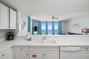 Condo, 1 Bedroom (1215 T1) | Private kitchen