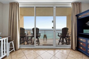 公寓式客房, 2 间卧室 (1307 T1) | 起居区 | 32-英寸纯平电视 （配备有线频道）、电视