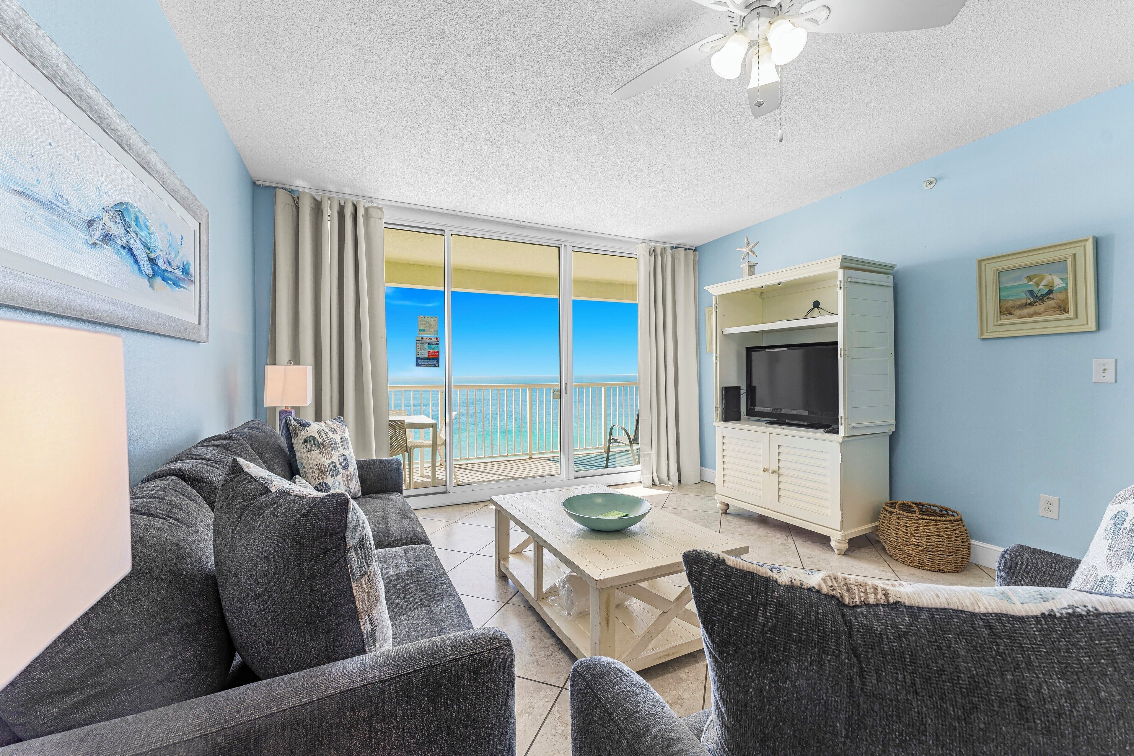 公寓式客房, 4 间卧室 (1502 T1) | 起居区 | 32-英寸纯平电视 （配备有线频道）、电视