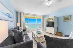 Condo, 4 quartos (1502 T1) | Área de estar | TV de tela plana 32 polegadas com canais a cabo, TV