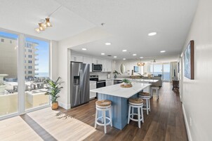 Condo, 3 Bedrooms (1309 T2) | Private kitchen | Fridge, microwave, oven, stovetop