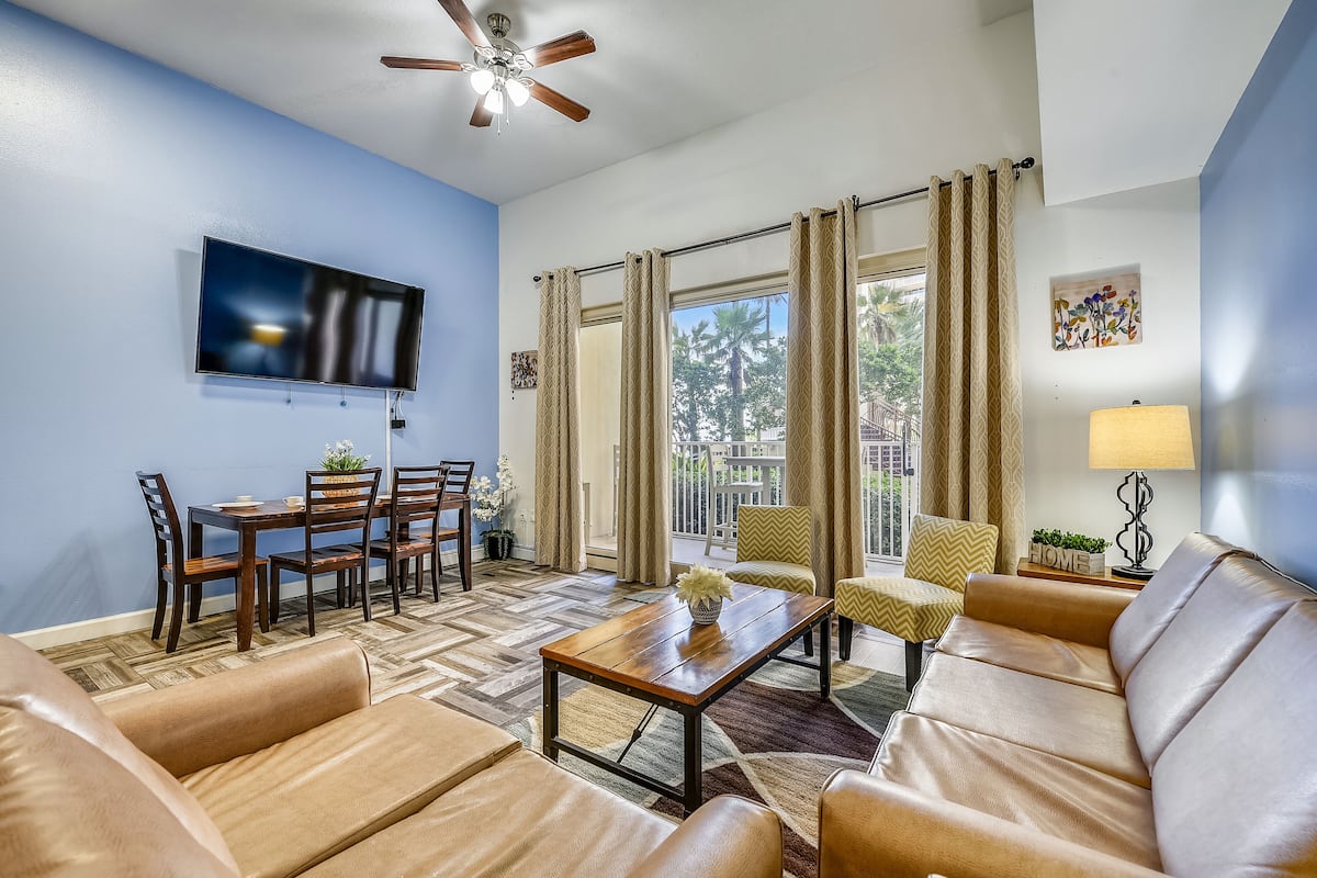 Condo, 2 Bedrooms, Balcony, Ocean View (124) | บริเวณนั่งเล่น | ทีวีจอแบน 32 นิ้ว พร้อมช่องเคเบิล, ทีวี