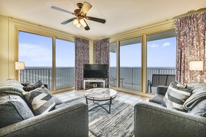 Condo, 3 Bedrooms, Balcony, Ocean View (1531) | Ruang tamu | 32 inci televisyen skrin rata dengan kabel, TV 