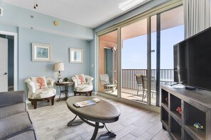 Appartamento, 3 camere da letto, balcone, vista oceano (2201) | Area soggiorno | TV a schermo piatto 32 pollici con canali via cavo, TV