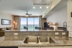 Condo, 1 Bedroom, Balcony, Ocean View (1502) | Dapur peribadi | Peti sejuk/penyejuk beku saiz penuh, ketuhar gelombang mikro 