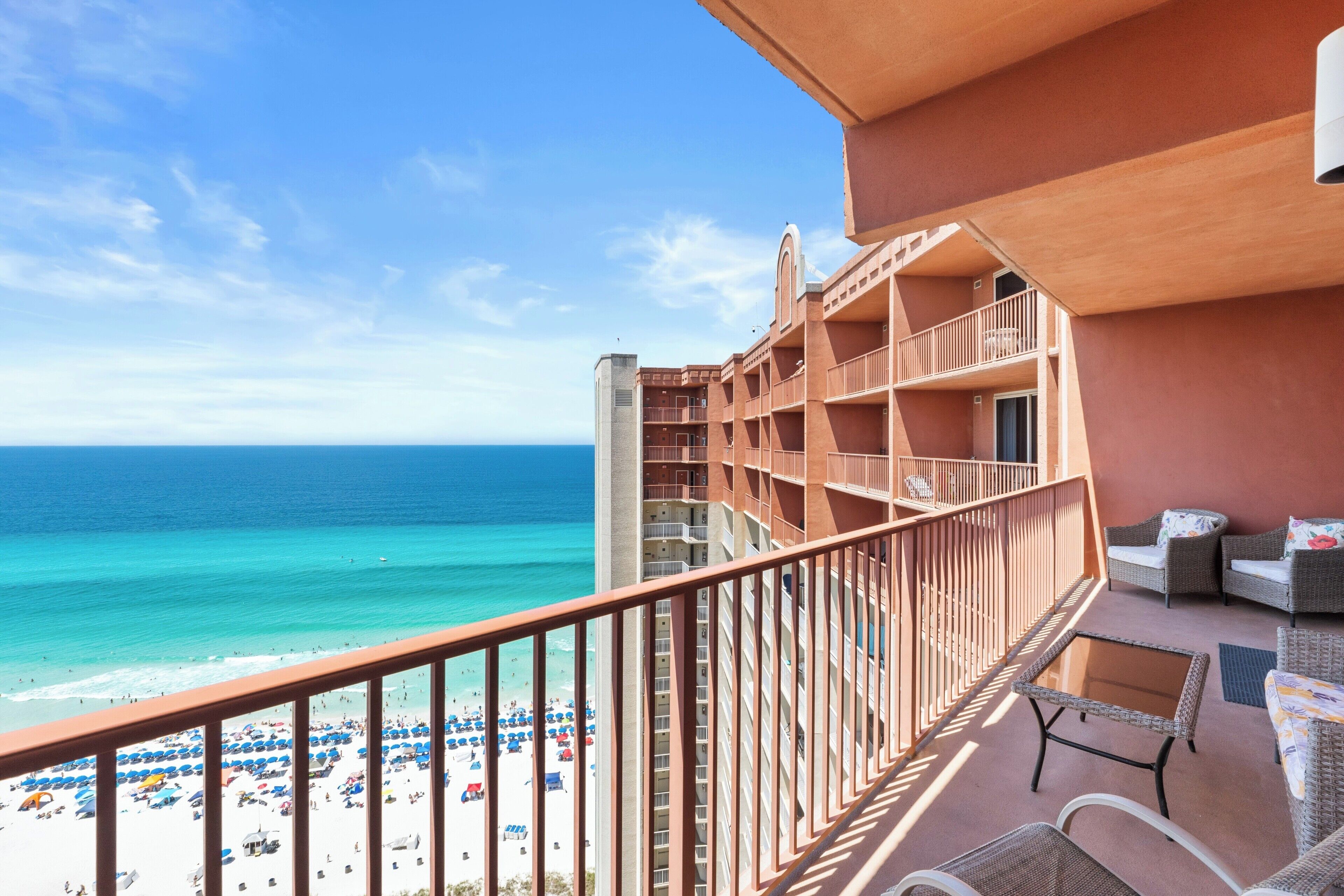 Ein Balkon mit Blick auf den Strand und den Ozean.