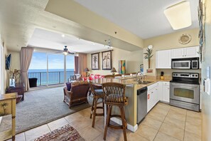 Appartamento, 1 camera da letto, balcone, vista oceano (2211) | Cucina privata | Frigorifero con congelatore, microonde, macchina per tè/caffè