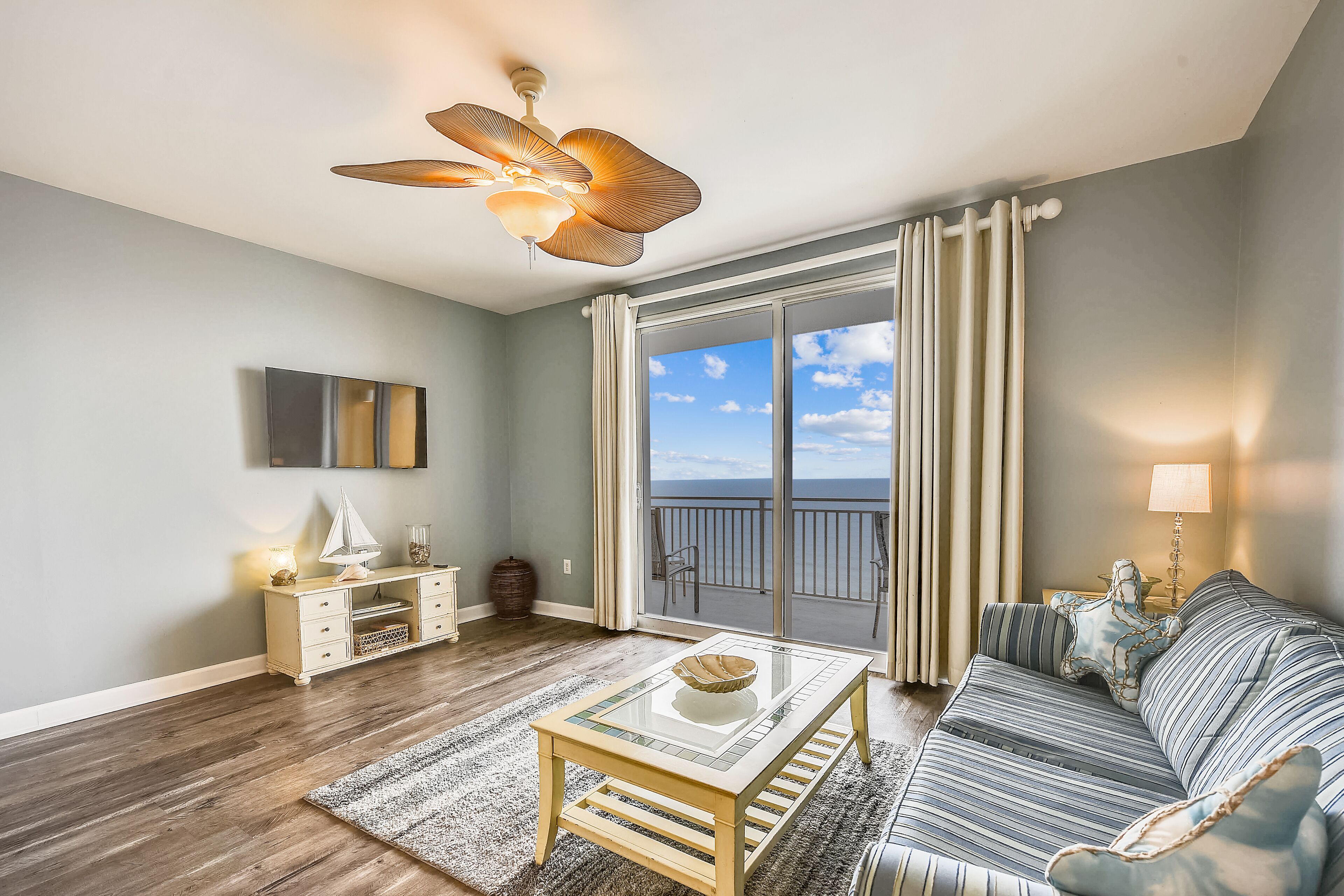 Condo, 1 phòng ngủ, ban công, quang cảnh biển (1705 W) | Khu phòng khách | TV màn hình phẳng 32-inch có truyền hình cáp, TV 