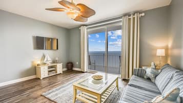 Leilighet, 1 soverom, balkong, havutsikt (1705 W) | Oppholdsområde | En 32-tommers Flatskjerm-TV med kabel-kanaler samt TV