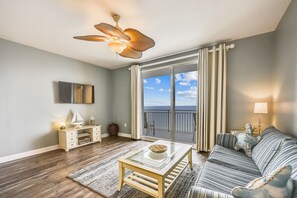 Condo, 1 habitación, balcón, vista al océano (1705 W) | Área de sala de estar | Televisión de pantalla plana de 32 pulgadas con canales por cable 