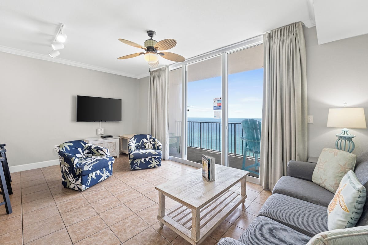 Condo, 2 Bedrooms, Balcony, Ocean View (1110) | Ruang tamu | 32 inci televisyen skrin rata dengan kabel, TV 