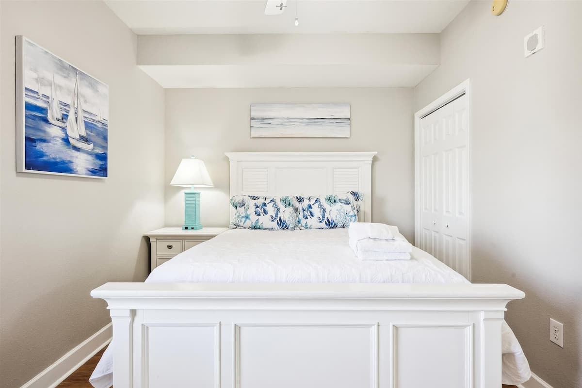 Condo, 2 Bedrooms, Balcony, Ocean View (2410) | Ruang kerja komputer riba, seterika/papan seterika, Wi-fi percuma 