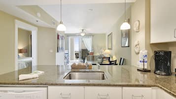 Appart'hÎtel, 2 chambres (406 Tower I) | Cuisine privée | Grand réfrigérateur, micro-ondes, four, plaque de cuisson