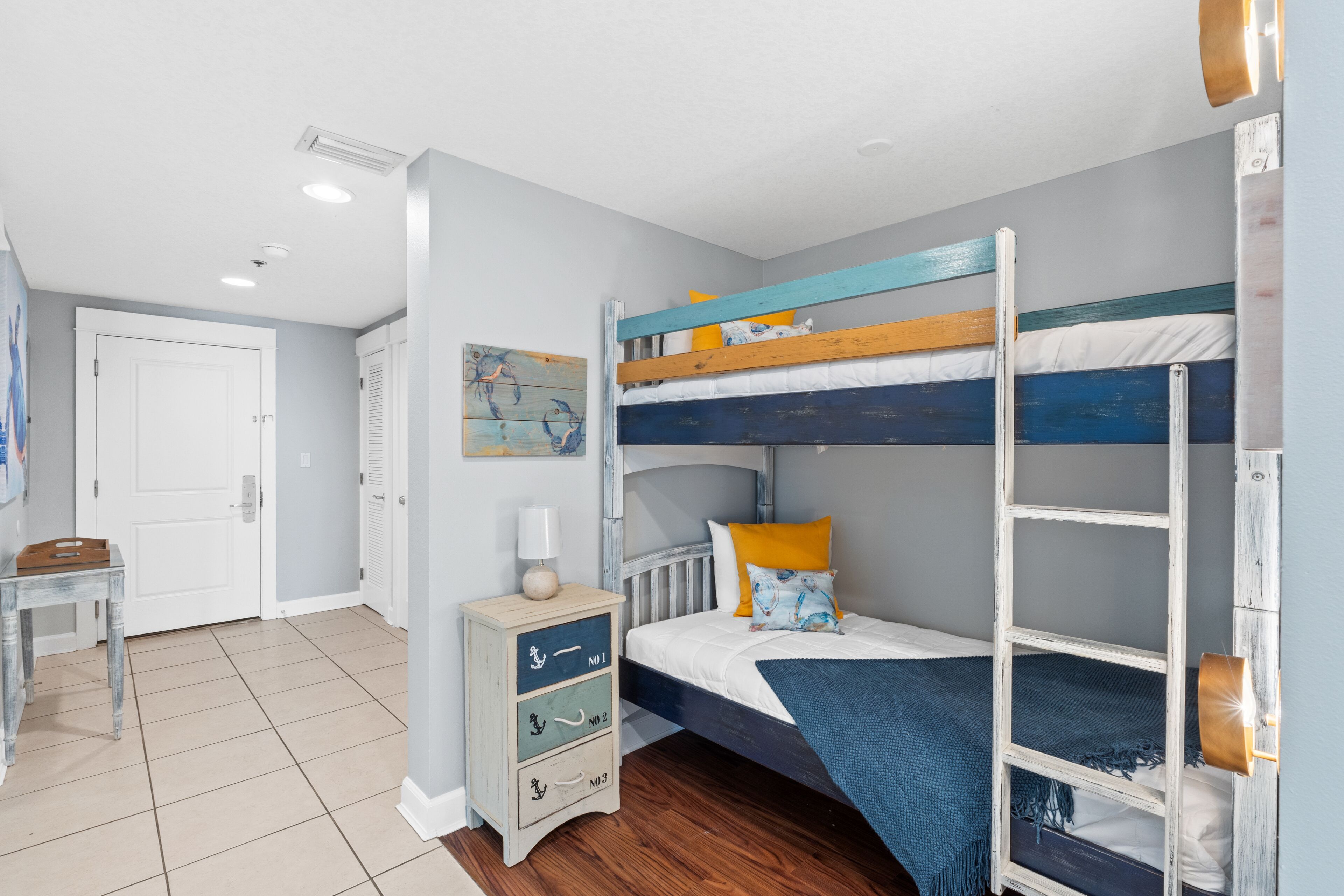 Apartment, 2 Schlafzimmer (406 Tower I) | Hochwertige Bettwaren, individuell dekoriert, individuell eingerichtet