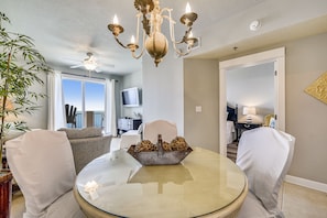 Condo, 2 Bedrooms (1905-1) | In-room dining